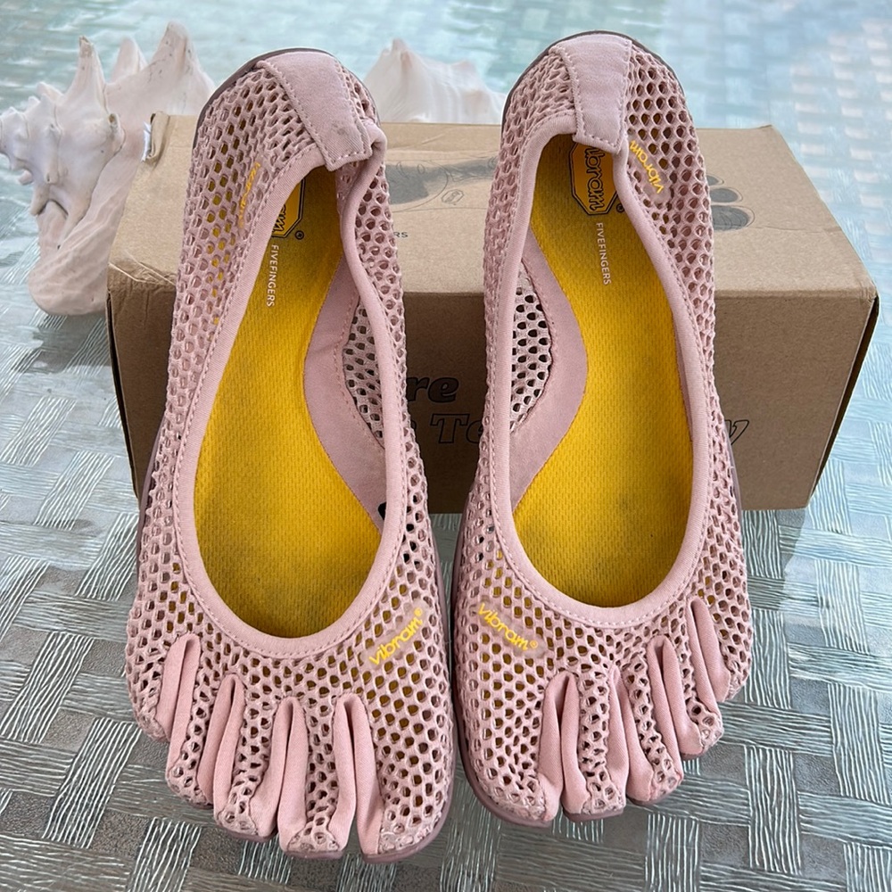 Vibram FiveFingers Toe Shoes light pink 8.5  US, 40 EU